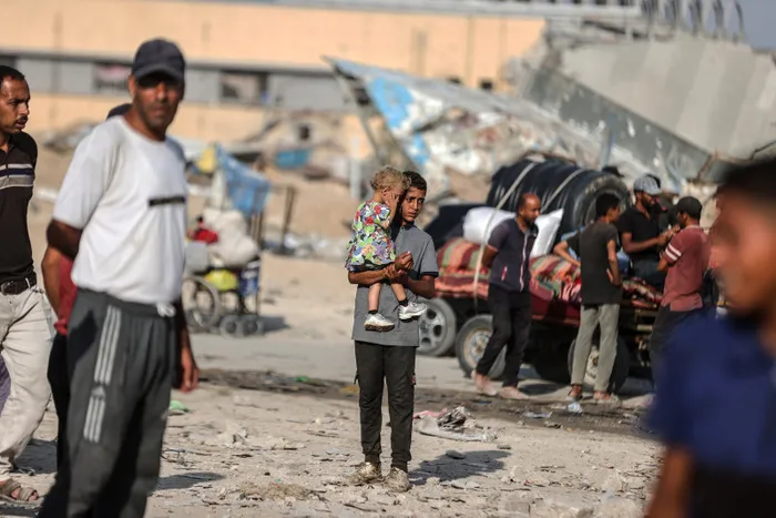 Katil İsrail’in saldırısı endişesiyle Han Yunus’ta binlerce kişi gece yarısı yine göçe zorlandı