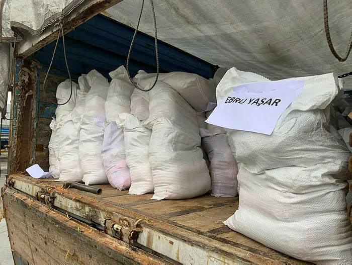 Ebru Yaşar’dan depremzedelere bir TIR dolusu yardım