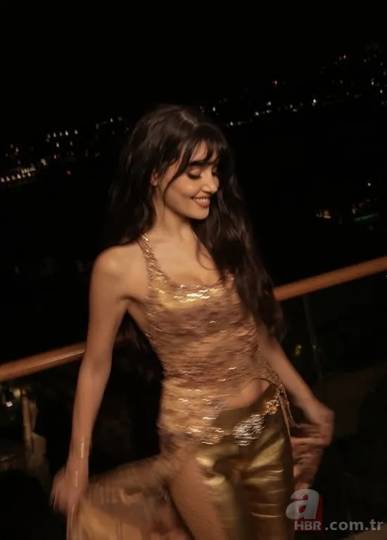 Ödüllü rüküşlük: Demet Akalın'dan Hande Erçel'in kırmızı halı stiline olay tepki! 6