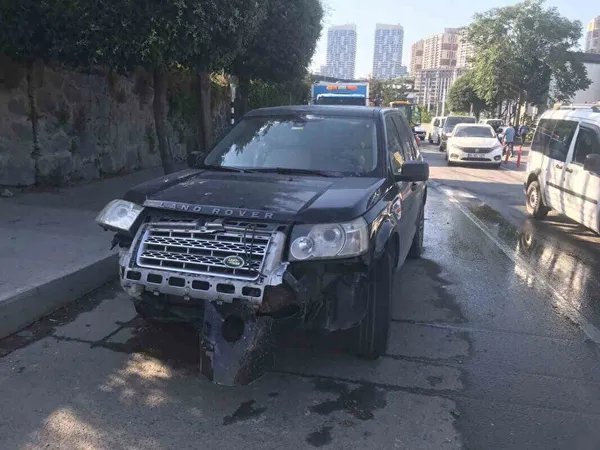 1688665223461.jpg İSKİ'ye ait su borusu patladı kırmızı ışıkta bekleyen araba havalandı! İstanbul'da fıkra gibi olay! İBB'nin beceriksizliği zirve yaptı... - 1