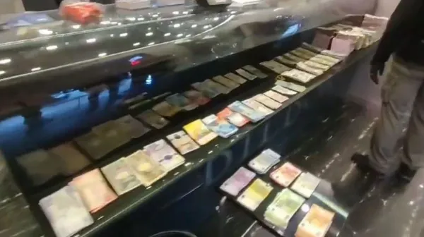 istanbulda-uluslararasi-suc-orgutu-operasyonu-hakan-ayik-enselendi-comanchero-cokertildi-1698908536361.jpeg İstanbul'da uluslararası suç örgütü operasyonu! Hakan Ayık enselendi "Comanchero" çökertildi - 6