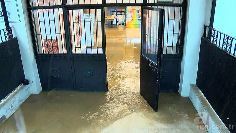 İstanbul'u sağanak vurdu! Yollar göle döndü, araçlar sulara gömüldü | Eminönü'nde dükkanları su bastı | Beykoz'da istinat duvarı çöktü 16
