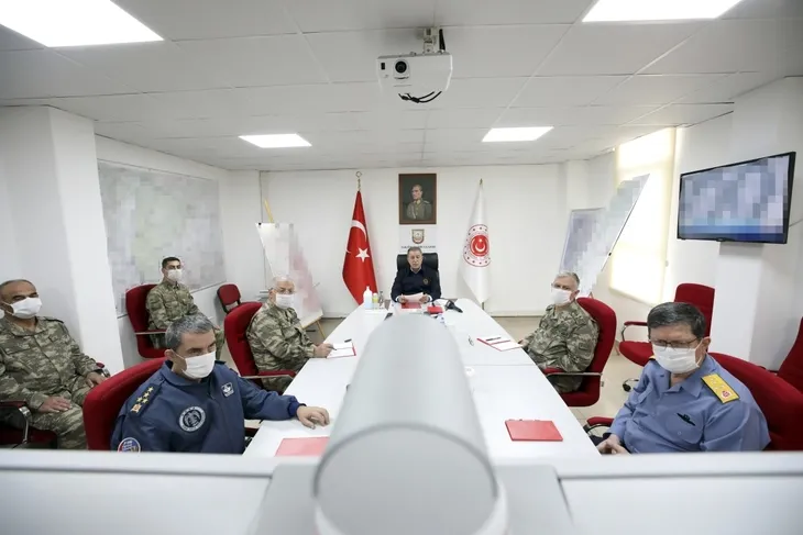 Milli Savunma Bakanı Hulusi Akar ve TSK'nın komuta kademesinden sınır hattında Ramazan Bayramı