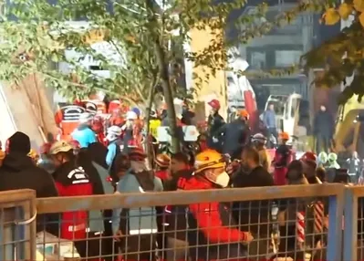 Enkaz bölgesine ambulans geldi