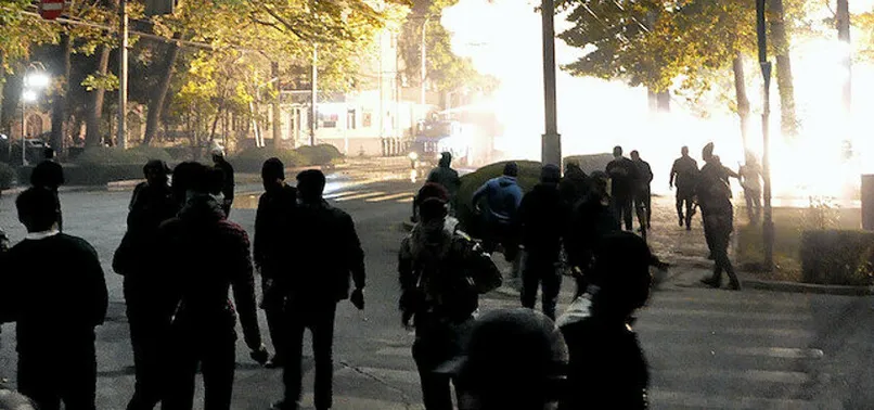 Kırgızistan'da yağma endişesi: Göstericilere vitrinlere saldırdı