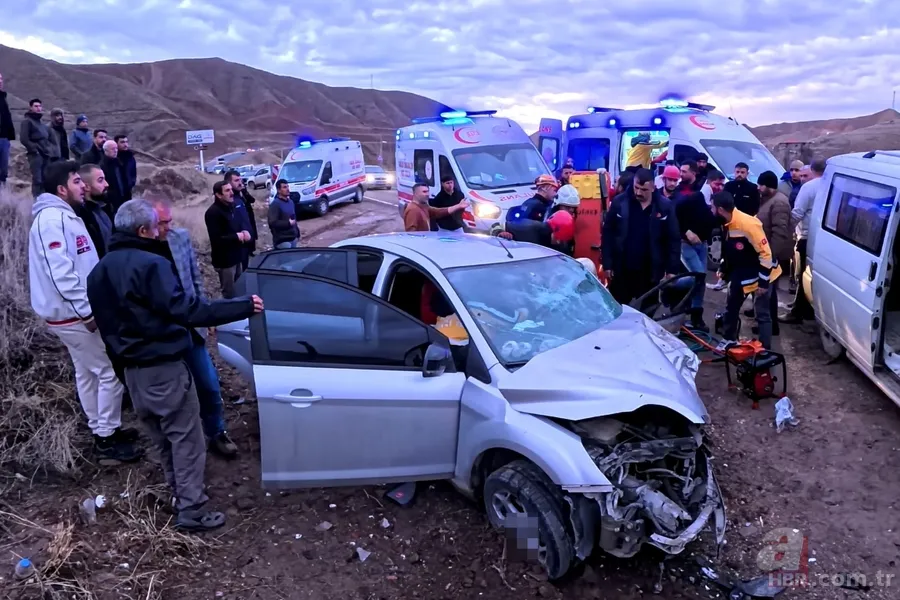 Aksaray’da facia gibi kaza! Minibüs ile otomobil kafa kafaya çarpıştı: 6 yaralı 4