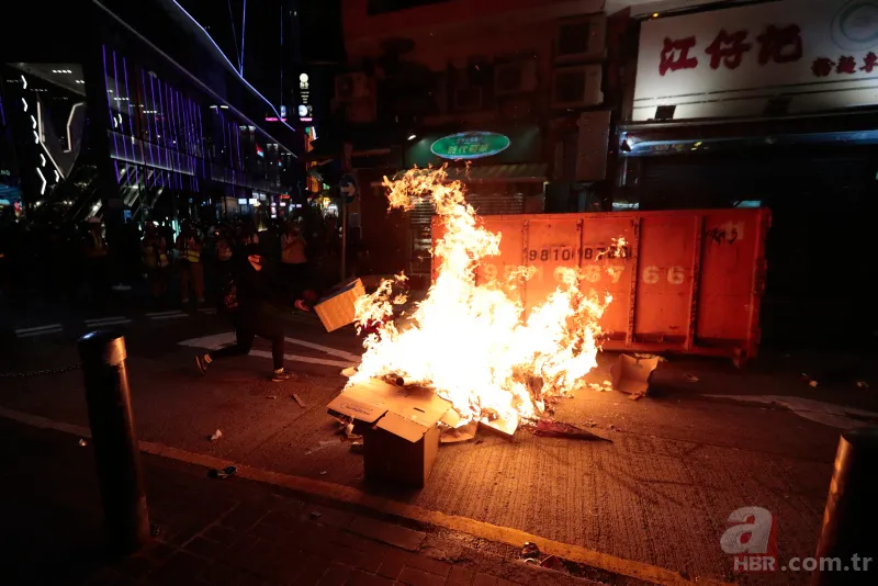 Hong Kong'da göstericiler haber ajansı ofisine saldırdı 14