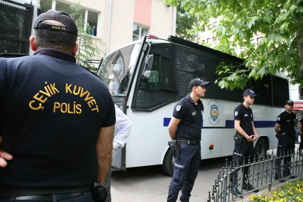 gozalti-olaylarina-iliskin-karar-53-kisi-adli-kontrol-sartiyla-serbest-birakildi-1612824050858.jpg Gözaltı olaylarına ilişkin karar! 53 kişi adli kontrol şartıyla serbest bırakıldı - 1