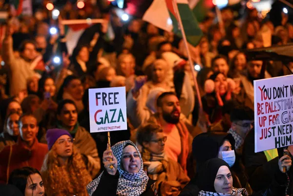 Dünya ’katil İsrail’ diye haykırıyor! Starbucks önü, liman, sokaklar, her yerde Filistin’e destek gösterileri