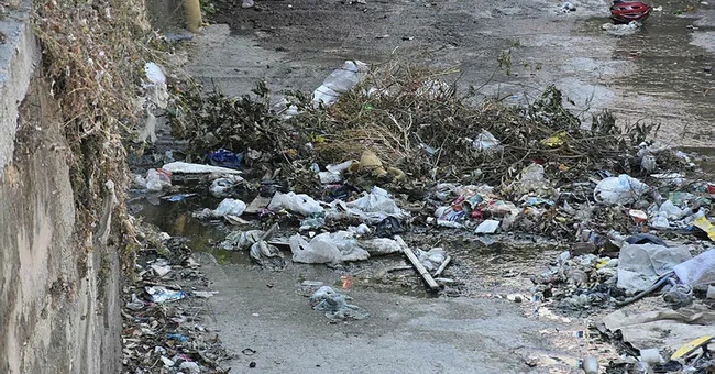 İzmir'de yine çöp sorunu! Karabağlar esnafı taşkından korkuyor - 1