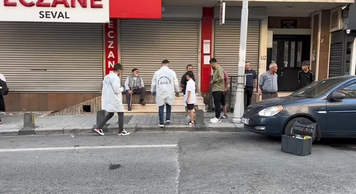sultangazide-cadde-ortasinda-silahli-catisma-1720899110589.jpg Sultangazi’de cadde ortasında silahlı çatışma! Mermiler araçlara ve dükkanlara isabet etti - 2