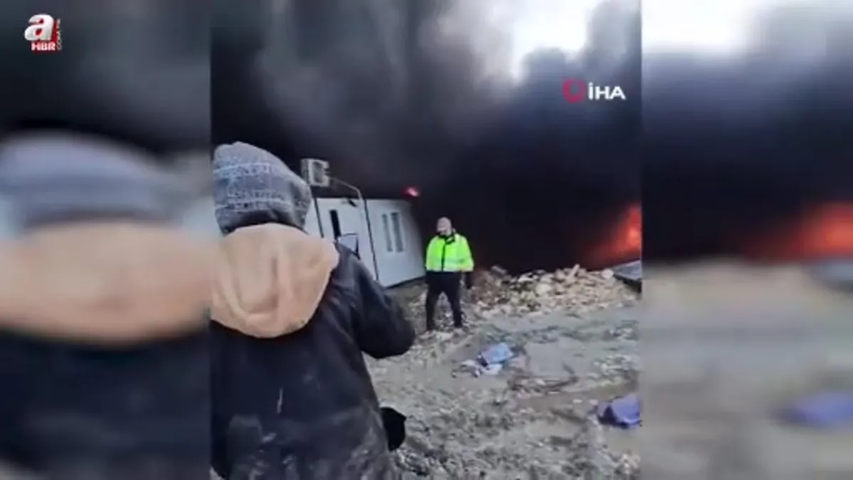 Arnavutköy'de şantiyede yangın paniği: Konteynerler alev alev yandı