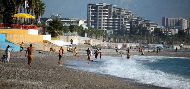 Antalya’da yazdan kalma günler! Denize girip güneşlendiler