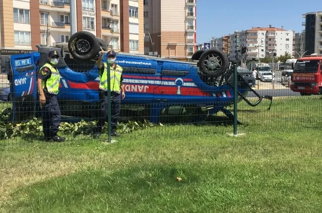 Balıkesir'de jandarma personelini taşıyan minibüs kaza yaptı! Yaralılar var - 1