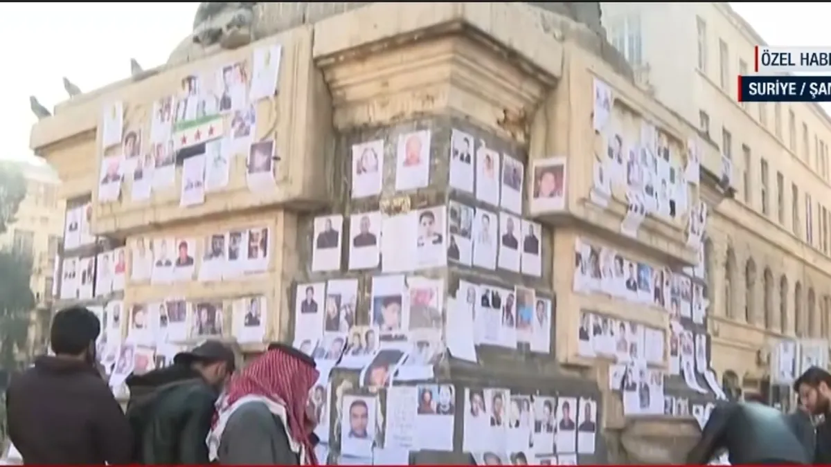 Merce Meydanı'ndaki anıta kaybolanların fotoğrafları asıldı