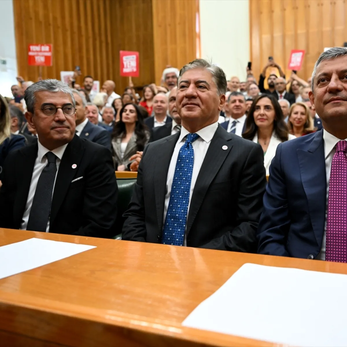 CHP’yi bölenler kendi içinde bölündü! A Haber’de çarpıcı analiz: Özgür Özel’in “evet”i kendi grubunda karşılık bulmadı!