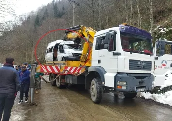 Son dakika: Rize’de tur minibüsü devrildi! Yaralılar var