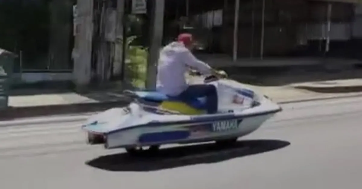 Jet skiye tekerlek taktı otobana çıktı! Görenleri şaşkına çeviren anlar