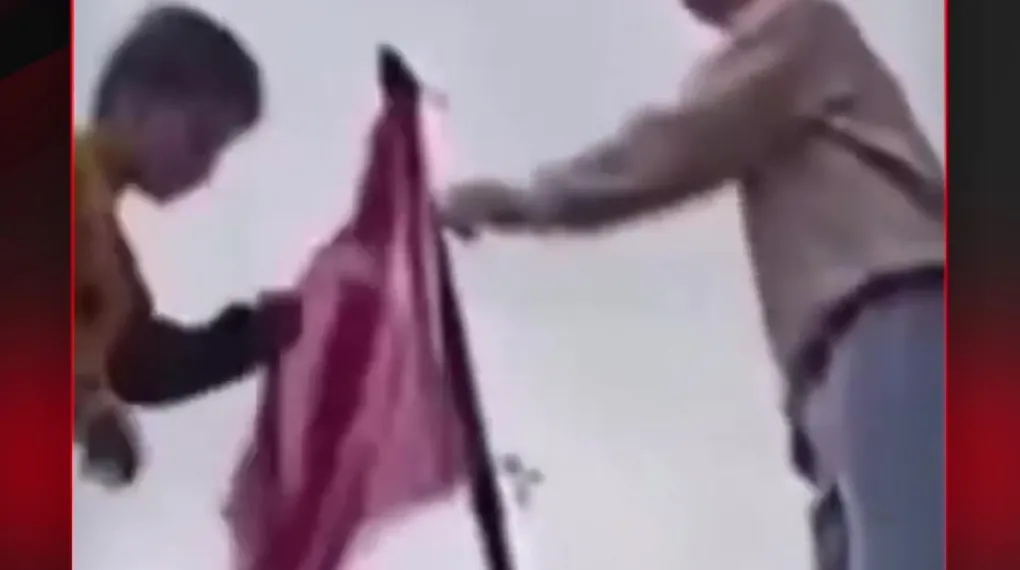 BOYLARI KÜÇÜK SEVGİLERİ GÖĞE SIĞMAZ