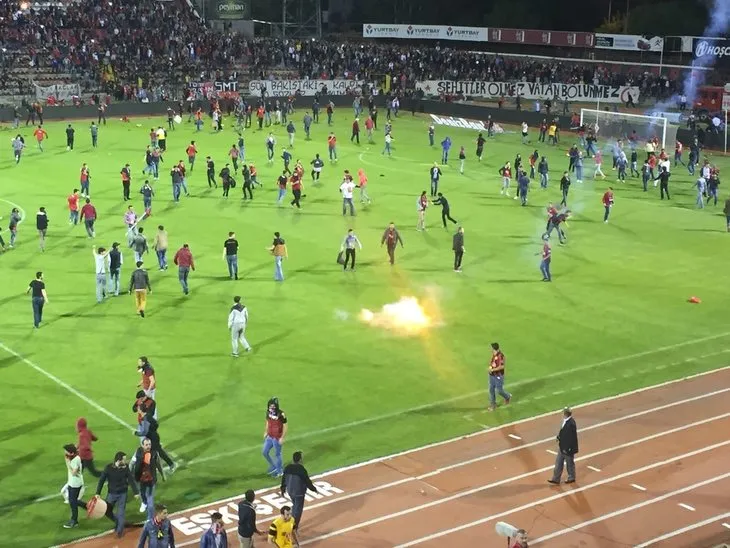 Eskişehirspor taraftarları tribünleri ateşe verdi
