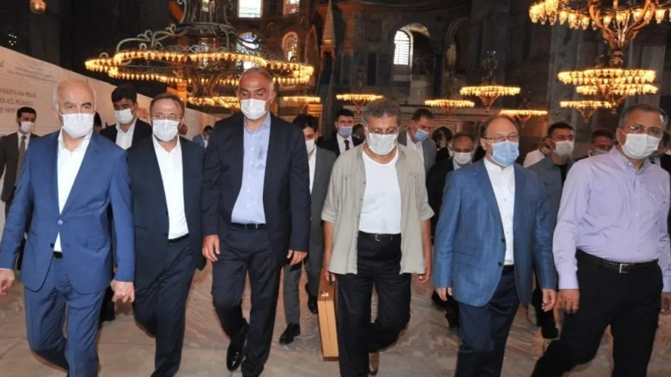 Ayasofya Camii'nde kritik inceleme! Bakan Ersoy ile Diyanet İşleri Başkanı Erbaş'ın yanında dikkat çeken isimler