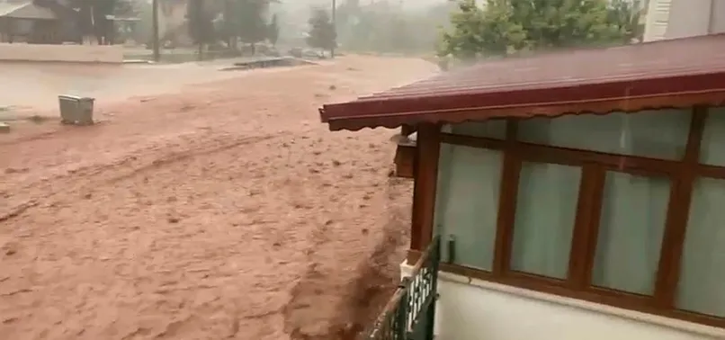 Bilecik'te sel! O anlar cep telefonu kameralarına saniye saniye yansıdı