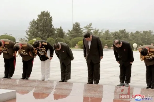 Kuzey Kore’de koronavirüs vakalarında patlama: 3 milyon kişi pozitif! Kim Jong-un’dan maskesiz ve mesafesiz tören 4