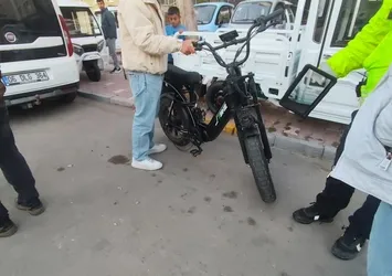 Denizli'de yolun karşısına geçmeye çalışan yayaya otomobilin çarptı