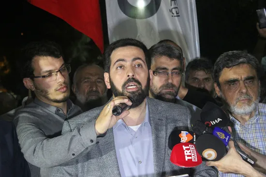 Mısır konsolosluğu önünde Mursi için gıyabi cenaze namazı