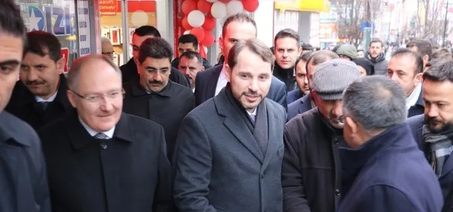 Hazine ve Maliye Bakanı Berat Albayrak gazetecilere pide ikram etti