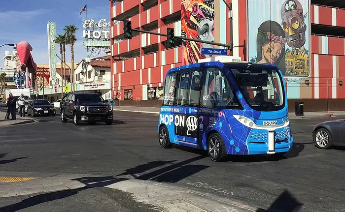 Las Vegas'ın ilk sürücüsüz otobüsü kaza yaptı - 1