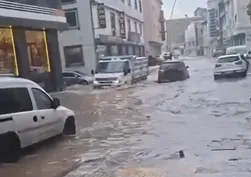 Bursa'da sağanak ve fırtına alarmı! Yollar göle döndü, iş yerlerini su bastı