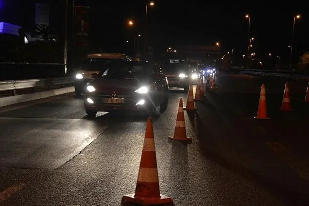 Sokağa çıkma kısıtlamasının ilk gecesinde polis ekiplerinden trafik uygulaması: Kurallara uymayanlara ceza kesildi