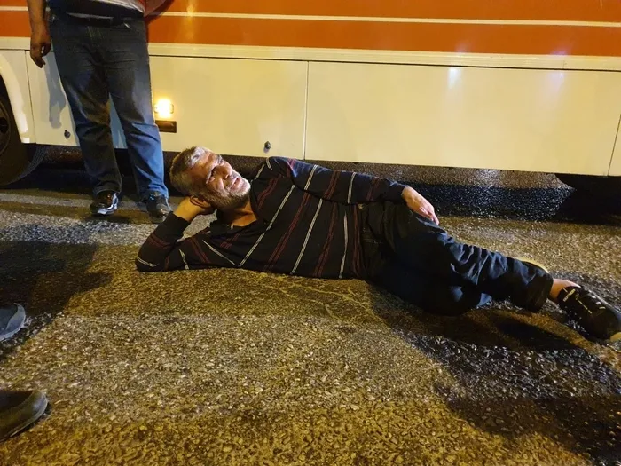 Adana'da sıcak saatler: Parkta tartıştığı şahsı boynundan bıçakladı! Kaçarken otobüs çarptı - 1