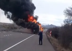 Yolcu taşıyan minibüs, alev topuna döndü