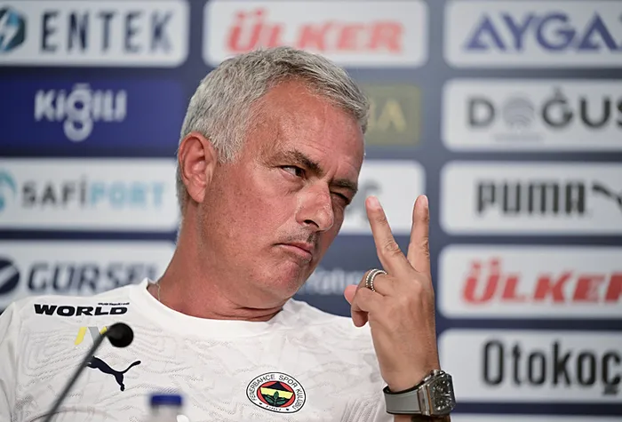 Jose Mourinho’dan Galatasaray ve Okan Buruk’a olay gönderme: Kart görmeyebiliyor...