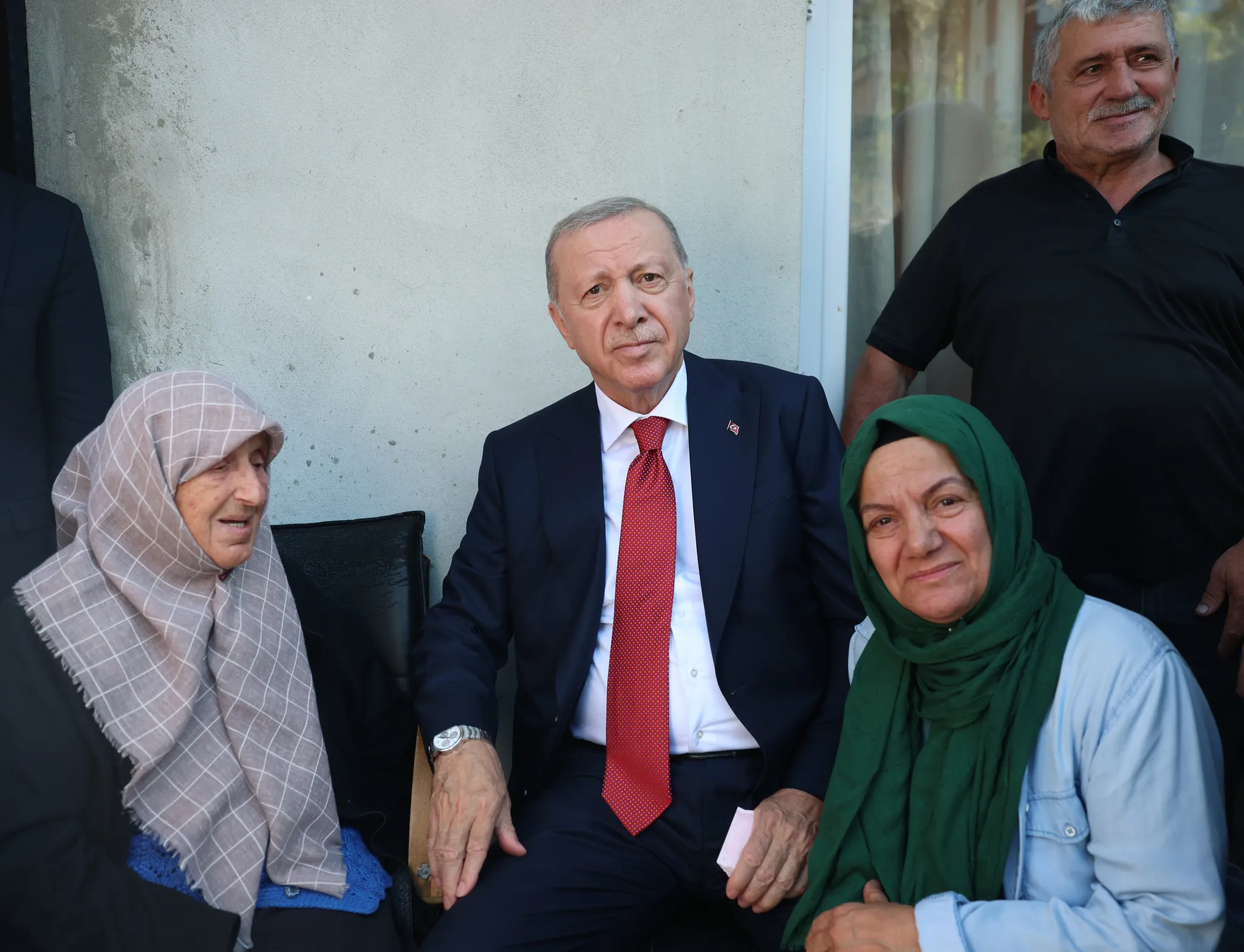 Başkan Erdoğan'dan baba ocağında ahde vefa! Rize'de komşularını ziyaret edip hayır dualarını aldı