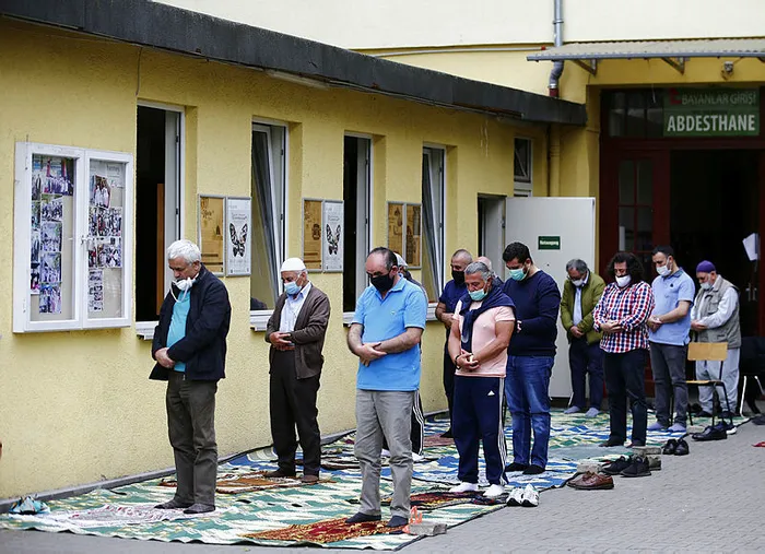 Almanya’da cuma namazı ilk defa açık havada kılındı - 1