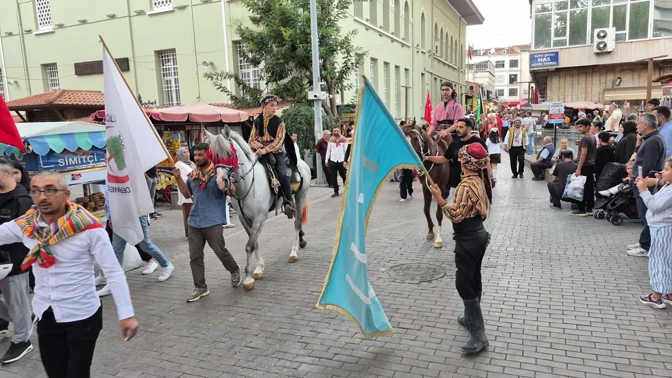 yoruk-yuruyusunde-renkli-anlar-vatandasin-mehteran-sevinci-kamerada-1788019046507.jpg Yörük yürüyüşünde renkli anlar! Vatandaşın mehteran sevinci kamerada - 1