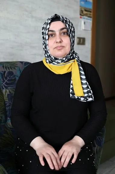 adanada-28-subat-magduru-kadin-yasadiklarini-anlatti-yasak-kalktigi-gun-perugumu-cope-attim-1665208727628.jpg Adana’da 28 Şubat mağduru kadın yaşadıklarını anlattı! “Yasak kalktığı gün peruğumu çöpe attım” - 4