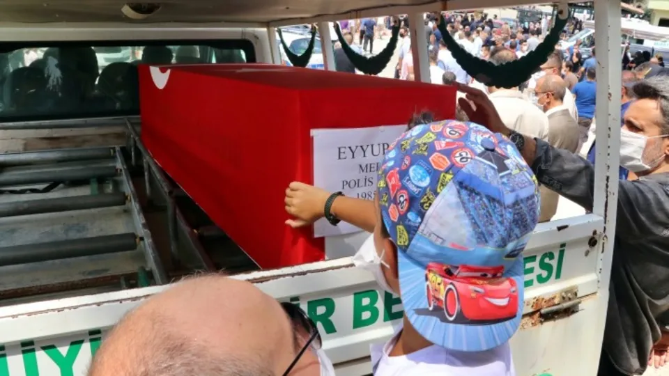 Babasının naaşına son kez dokunmak istedi! O anlar yürekleri dağladı | Özel harekat polisi son yolculuğuna uğurlandı