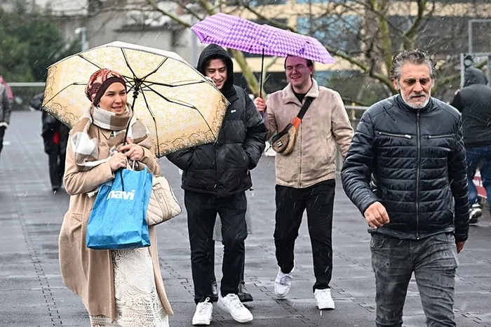 kuvvetli-saganak-alarmi-hafta-sonuna-dikkat-basta-istanbul-olmak-uzere-4-8-nisan-2025-1743736794947.jpeg Karadeniz'de ise Bartın, Ordu, Gümüşhane ve Bayburt için kuvvetli yağış uyarısı yapıldı. (AA)