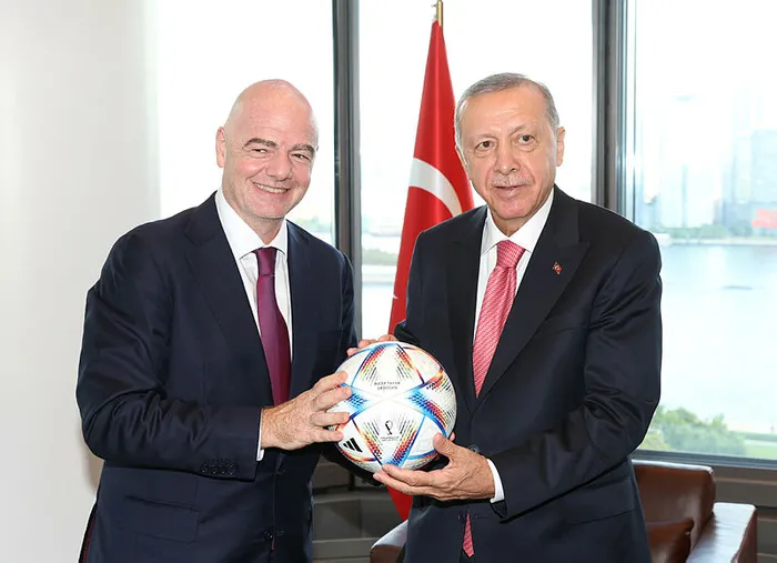 baskan-erdogan-abdde-fifa-baskani-gianni-infantino-ile-gorustu-1663705643560.jpg Başkan Erdoğan ile FIFA Başkanı Gianni Infantino arasında gülümseten diyaloglar! Hediye topla "kafa şov" - 1