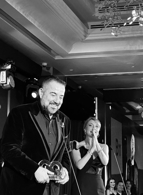 ’Yılın Komedi İnsanı Ödülü’ alan Ata Demirer GQ Ödül Töreni’ne damga vurdu