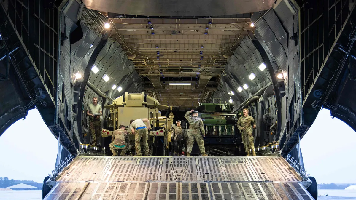 Uçuş verileri, ABD paraşütçülerinin İran’a olası sevkiyatına işaret ediyor