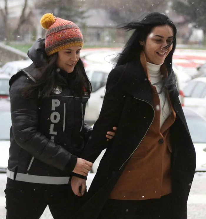 Bolu’da esrarla yakalanan kadın gülerek tutuklandı - 2