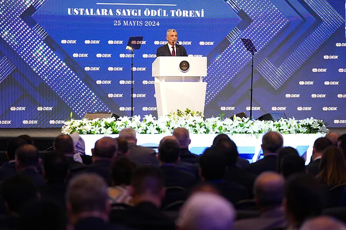 ticaret-bakani-bolat-ihracat-ve-doviz-geliri-hedefini-acikladi-toplamda-377-milyar-dolar-yeni-rekorlar-kiracag-1716648447218.jpg Ticaret Bakanı Bolat ihracat ve döviz geliri hedefini açıkladı: Toplamda 377 milyar dolar! | "Yeni rekorlar kıracağız" - 4