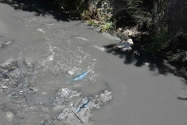CHP'li Tunç Soyer yönetimindeki İzmir'de şok tablo | Gaziemir'de derenin rengi kirlilikten griye döndü - 4