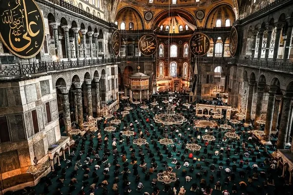 ayasofya-i-kebir-camii-ramazan-ayini-karsiladi-88-yil-sonra-kilinan-teravih-namazinda-buyuk-heyecan-1648839736922.jpg