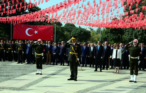 30 Ağustos kaç gün tatil olacak? 3 gün tatil var mı? 30 Ağustos Zafer Bayramı resmi tatil mi, hangi güne denk geliyor?